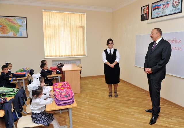 İlham Əliyev `Bilik günü` orta məktəbdə - Fotolar